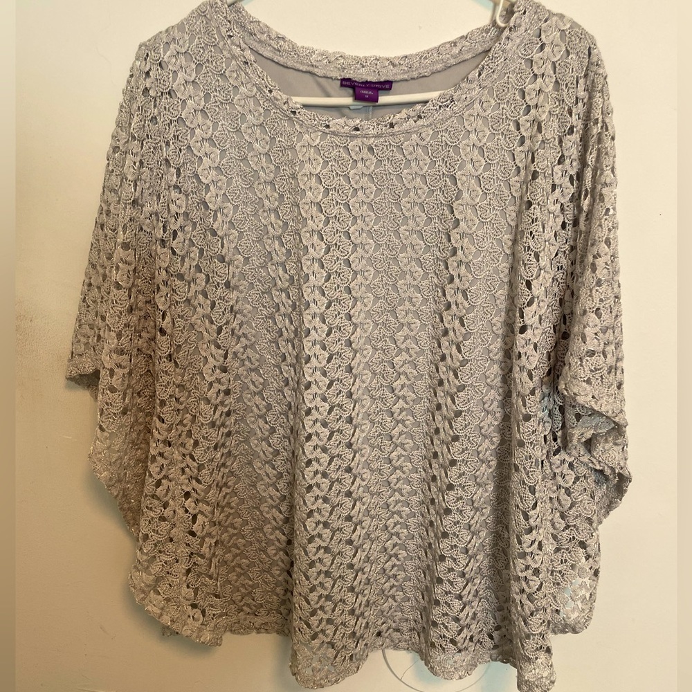 Beautiful top size 1X. Knit over blouse underneath